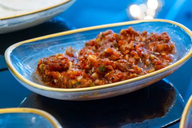 Başlangıç yemeğini ezmek ya da meze etmek, Arnavutça, Boşnakça, Ermenice, Levantine, Türkçe, Bulgarca, Yunanca, Mısırca, Balkan, Kafkasça, Farsça mutfağında aperatif olarak servis edilen küçük tabak seçimi