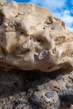 Pajara 'nın kuzeyindeki Ajuy kasabasındaki mağara ağındaki Kanarya Adaları' nın en eski kayaları jeolojik mucize derin okyanus ve Kretase döneminde oluşan tortul substratlardan oluşur.