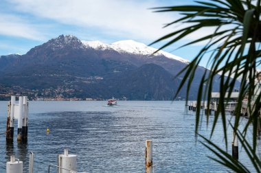 Turizm merkezi küçük ortaçağ köyü Bellagio 'da tepe dar sokaklar ve lüks villalar baharda Como Gölü, İtalya' da tatil yeri.