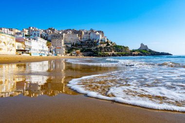 Orta çağ 'ın küçük turistik kasabası Sperlonga' daki kumlu sahil ve deniz suyu manzarası ve kışın Latina, İtalya