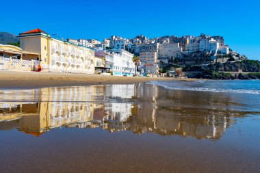 Orta çağ 'ın küçük turistik kasabası Sperlonga' daki kumlu sahil ve deniz suyu manzarası ve kışın Latina, İtalya