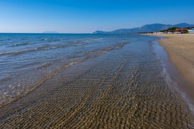 Ortaçağ 'ın küçük turistik kasabası Sperlonga ve kışın deniz kıyısı, Latin, İtalya yakınlarındaki kumsal.