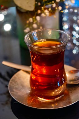 Türkiye 'nin İstanbul kentindeki restoranda geleneksel bardakta Türk tatlı çayı servis ediliyor.