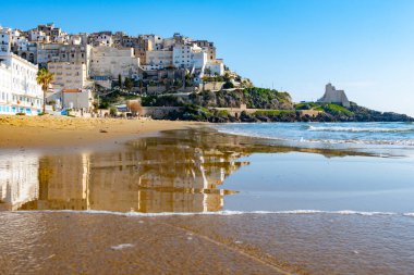 Orta çağ 'ın küçük turistik kasabası Sperlonga' daki kumlu sahil ve deniz suyu manzarası ve kışın Latina, İtalya