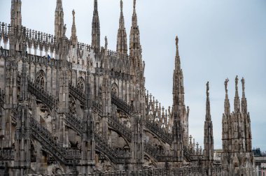 Milano 'daki mermer Gotik Katedral Kilisesi' nin mimari detayları, Kuzey İtalya 'daki turistik ilgi merkezi.