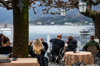 Turizm merkezi küçük ortaçağ köyü Bellagio 'da tepe dar sokaklar ve lüks villalar baharda Como Gölü, İtalya' da tatil yeri.