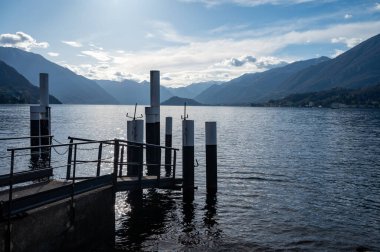 Turizm merkezi küçük ortaçağ köyü Bellagio 'da tepe dar sokaklar ve lüks villalar baharda Como Gölü, İtalya' da tatil yeri.