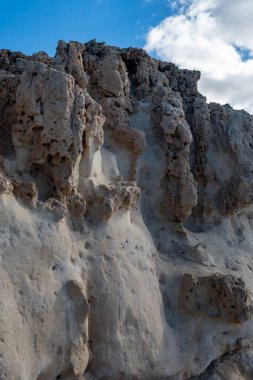 Pajara 'nın kuzeyindeki Ajuy kasabasındaki mağara ağındaki Kanarya Adaları' nın en eski kayaları jeolojik mucize derin okyanus ve Kretase döneminde oluşan tortul substratlardan oluşur.