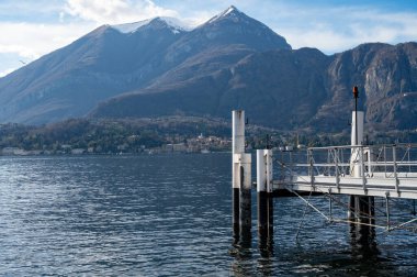 Turizm merkezi küçük ortaçağ köyü Bellagio 'da tepe dar sokaklar ve lüks villalar baharda Como Gölü, İtalya' da tatil yeri.