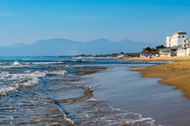 Orta çağ 'ın küçük turistik kasabası Sperlonga' daki kumlu sahil ve deniz suyu manzarası ve kışın Latina, İtalya