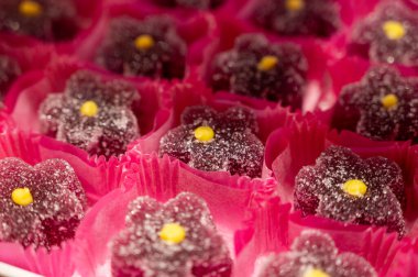 Fransız ya da İtalyan tatlıları, Milano, İtalya 'daki şekerci dükkanında sergilenen meyve jöleli şekerlemeler, kapanış, meyve suyu marmeladı