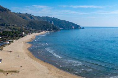 Orta çağ 'a ait küçük bir sahil kasabası olan Sperlonga' dan ve kışın Latina, İtalya 'daki deniz kıyısından kumlu sahil manzarası