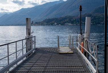 Turizm merkezi küçük ortaçağ köyü Bellagio 'da tepe dar sokaklar ve lüks villalar baharda Como Gölü, İtalya' da tatil yeri.