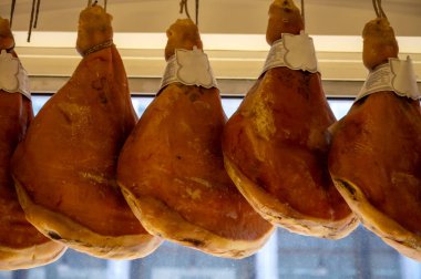 Prosciutto crudo, prosciutto di Parma, pişmemiş, sigara içilmemiş, ve Parma, Emilia-Romagna, İtalya 'dan kurutulmuş jambon,