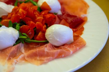 Emilia-Romagna bölgesi mutfağı, İtalyan jambonlu Caprese salatası, prosciutto di Parma, mozzarella ve domates, Parma, İtalya 'da öğle yemeği.
