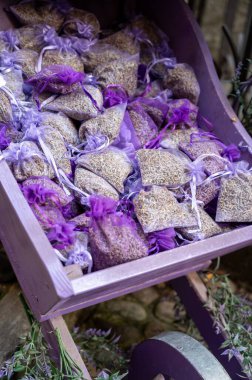 Provence 'de pazarda lavanta bitkisinin aromatik tohumlarını içeren küçük menekşe çantalar.