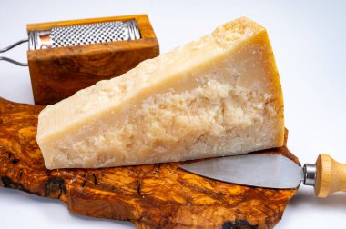 Geleneksel İtalyan yemekleri - Parmigiano-Reggiano, İtalya 'dan 24 aylık İtalyan parmesan peyniri mağaraları.