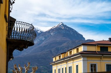 Turizm merkezi küçük ortaçağ köyü Bellagio 'da tepe dar sokaklar ve lüks villalar baharda Como Gölü, İtalya' da tatil yeri.