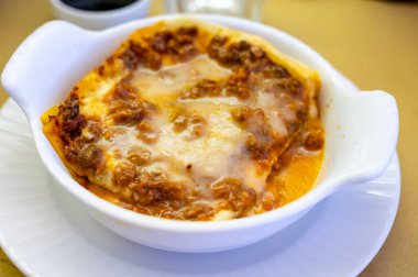 İtalya 'da öğle yemeği ya da akşam yemeği için geleneksel ilk yemek, etli lazanya bolonez ve beşamel sosu İtalyan restoranı Milan, İtalya' da servis edilir.