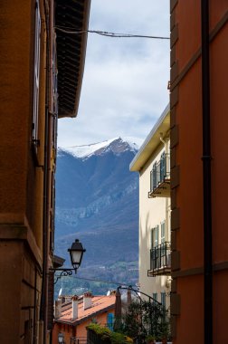 Turizm merkezi küçük ortaçağ köyü Bellagio 'da tepe dar sokaklar ve lüks villalar baharda Como Gölü, İtalya' da tatil yeri.