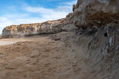 Pajara 'nın kuzeyindeki Ajuy kasabasındaki mağara ağındaki Kanarya Adaları' nın en eski kayaları jeolojik mucize derin okyanus ve Kretase döneminde oluşan tortul substratlardan oluşur.