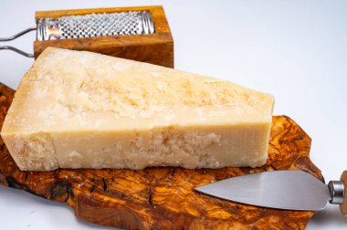 Geleneksel İtalyan yemekleri - Parmigiano-Reggiano, İtalya 'dan 24 aylık İtalyan parmesan peyniri mağaraları.