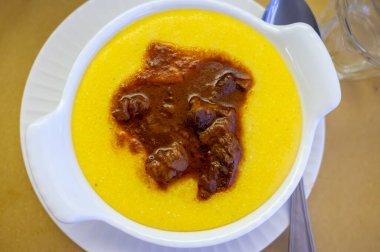 İtalya 'da öğle ve akşam yemeği için geleneksel ilk yemek, İtalyan restoranı Milan, İtalya' da servis edilen sarı mısır lapası.