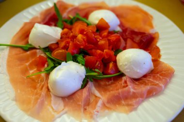 Emilia-Romagna bölgesi mutfağı, İtalyan jambonlu Caprese salatası, prosciutto di Parma, mozzarella ve domates, Parma, İtalya 'da öğle yemeği.