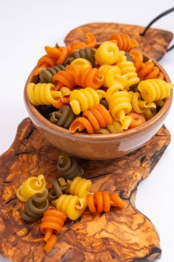 İtalya, Napoli 'den gelen geleneksel üç renkli İtalyan ev yapımı makarnası zeytin tahtasında.