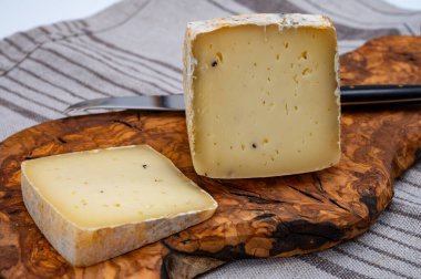 Bir parça sert Ciambella Trufilo peyniri İtalya 'nın Langa bölgesindeki Piedmontese inek sütünden yapılan mantarlı mantarla yapıldı.