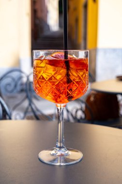 Aperol Spritz portakal suyu, likör, Prosecco köpüklü şarap, buz küpleri ve bir parça portakal, Bellagio, İtalya