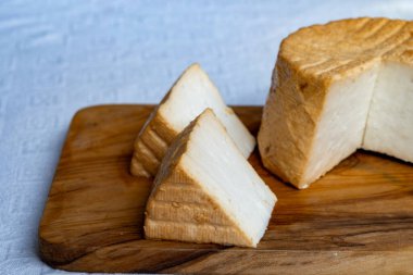 Peynir koleksiyonu, taze tütsülenmiş İspanyol keçi peyniri.