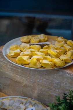 İtalyan yemeği, ev yapımı taze makarna tortelli ya da ravioli köftesi sergilenmeye hazır, Milan, Lombardy, İtalya
