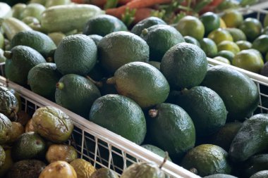 Fuerteventura, Kanarya Adaları 'ndaki çiftçi pazarında taze taze yeşil avokadolar, tropikal meyve ve sebzeler.