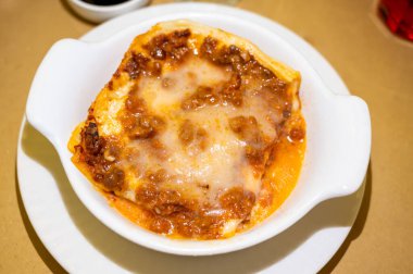 İtalya 'da öğle yemeği ya da akşam yemeği için geleneksel ilk yemek, etli lazanya bolonez ve beşamel sosu İtalyan restoranı Milan, İtalya' da servis edilir.