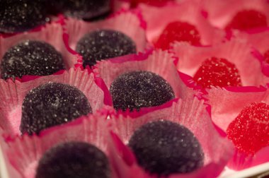 Fransız ya da İtalyan tatlıları, Milano, İtalya 'daki şekerci dükkanında sergilenen meyve jöleli şekerlemeler, kapanış, meyve suyu marmeladı