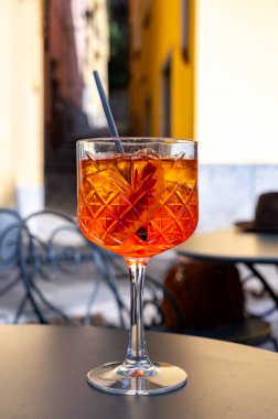 Aperol Spritz portakal suyu, likör, Prosecco köpüklü şarap, buz küpleri ve bir parça portakal, Bellagio, İtalya