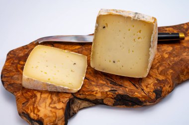 Bir parça sert Ciambella Trufilo peyniri İtalya 'nın Langa bölgesindeki Piedmontese inek sütünden yapılan mantarlı mantarla yapıldı.