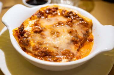 İtalya 'da öğle yemeği ya da akşam yemeği için geleneksel ilk yemek, etli lazanya bolonez ve beşamel sosu İtalyan restoranı Milan, İtalya' da servis edilir.