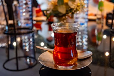 Türkiye 'nin İstanbul kentindeki restoranda geleneksel bardakta Türk tatlı çayı servis ediliyor.