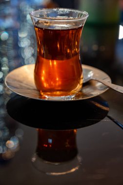 Türkiye 'nin İstanbul kentindeki restoranda geleneksel bardakta Türk tatlı çayı servis ediliyor.
