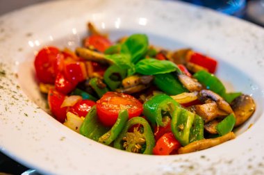Vejetaryen yemekleri, Türk restoranında mezze, ızgara mantar, biber ve taze sebze salatası.