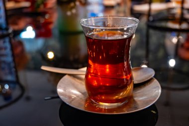 Türkiye 'nin İstanbul kentindeki restoranda geleneksel bardakta Türk tatlı çayı servis ediliyor.