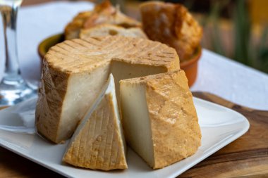 Peynir koleksiyonu, taze tütsülenmiş İspanyol keçi peyniri.