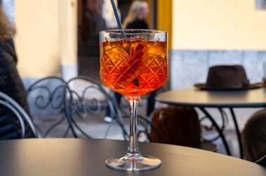 Aperol Spritz portakal suyu, likör, Prosecco köpüklü şarap, buz küpleri ve bir parça portakal, Bellagio, İtalya