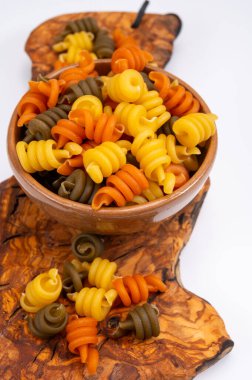 İtalya, Napoli 'den gelen geleneksel üç renkli İtalyan ev yapımı makarnası zeytin tahtasında.