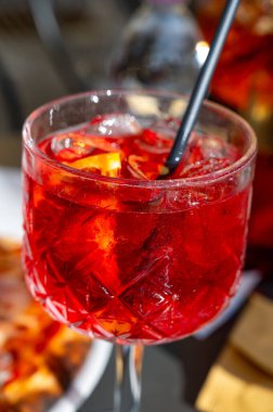 Spritz Campari, likör, Prosecco köpüklü şarap, buz küpleri ve bir parça portakallı kokteyl kokteyli, Milano, İtalya