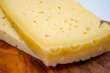 İtalya, Asiago 'da üretilen taze Asiago inek sütü peyniri. Yaşına göre farklı dokular. Panini, sandviç ve çeşitli yemeklerde kullanılıyor.