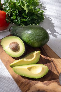 Olgun yeşil organik avokadolar masada, Fuerteventura, Kanarya Adaları, İspanya