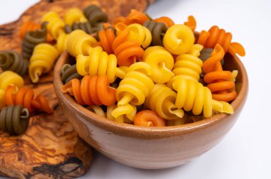 İtalya, Napoli 'den gelen geleneksel üç renkli İtalyan ev yapımı makarnası zeytin tahtasında.